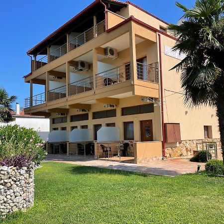 סטאברוס Helios Hotel מראה חיצוני תמונה